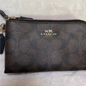 👛 Authentic COACH Wristlet
